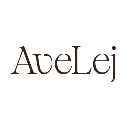 Schriftzug AveLej in brauner Farbe auf hellem Hintergrund